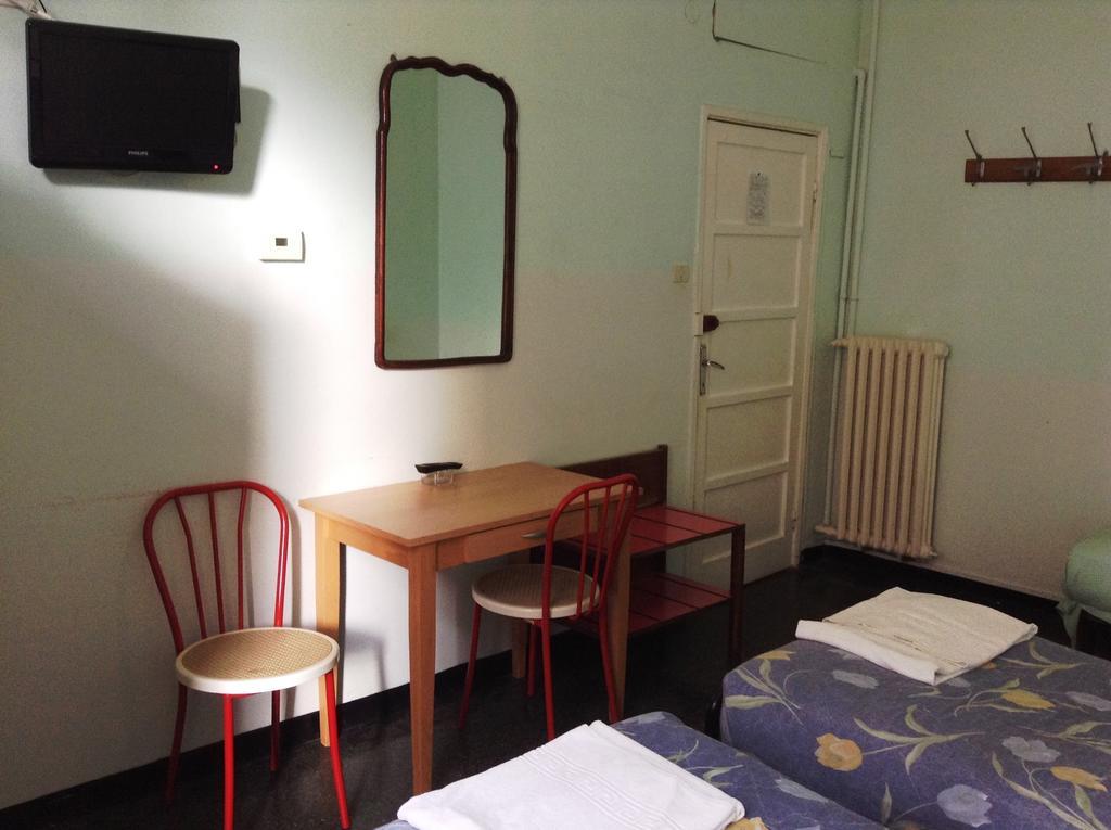 Hotel Bernheof Genua Rum bild