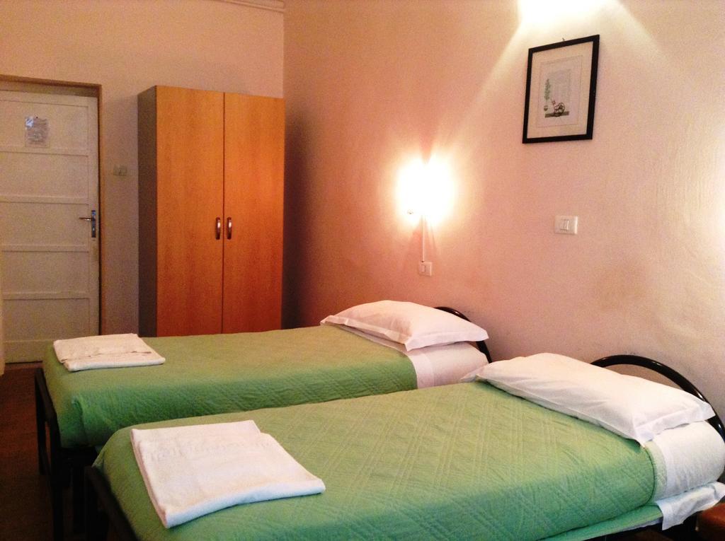 Hotel Bernheof Genua Rum bild