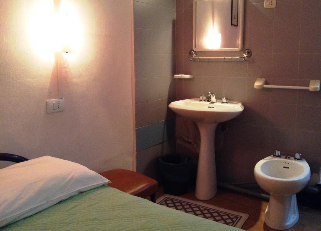 Hotel Bernheof Genua Rum bild