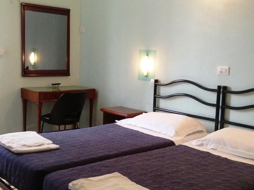 Hotel Bernheof Genua Rum bild
