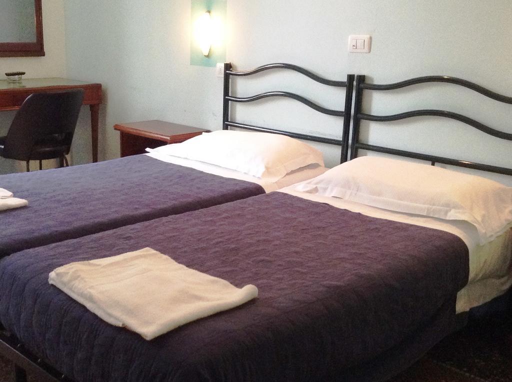 Hotel Bernheof Genua Rum bild